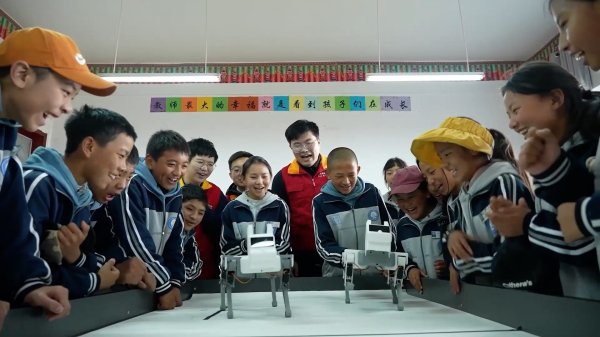 中盛投资 新华视点丨金秋焕新彩 多元校园活动书写成长新篇章