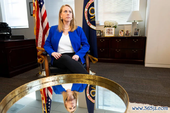 上月，联邦平等就业机会委员会主席安德里亚・卢卡斯在华盛顿的办公室内。